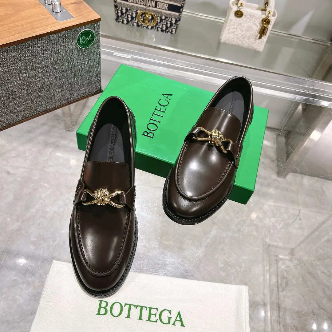 [BV] Top P: 860💰 Size: Female 35-39 (Female 40 custom-made) Male 39-44 (38.45 non-refundable) Bottega Veneta 2025 Autumn and Winter counter style! Small round toe loafers! Imported leather outsole! Imported open edge beaded cowhide! Solid color Niuli!